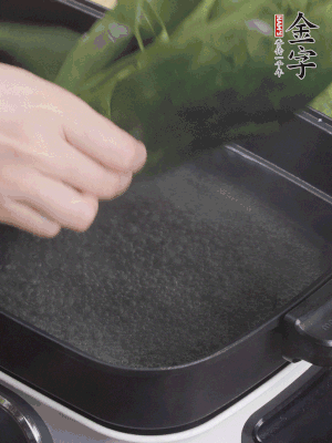 粽葉入沸水煮1分鐘，翻面再煮1分鐘，清洗干凈加水浸泡。