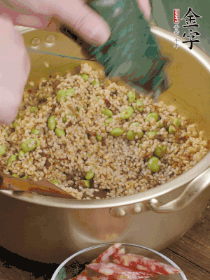 再附一張粽子，一齊向后折疊，線繩捆綁。