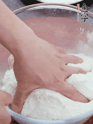 新鮮豬肚以面粉擦洗抓勻。