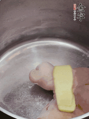 撈出洗凈后，加蔥姜、黃酒二遍焯水。