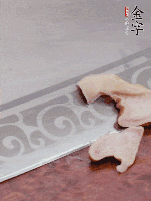 橫向一分為二，均勻切絲。