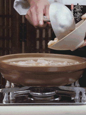 燜煮30分鐘，下花生、紅棗煮5分鐘。（花生提前預煮15分鐘）