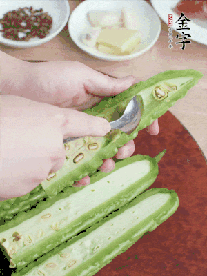 苦瓜去籽切薄片，一點(diǎn)鹽拌勻，10分鐘后沖洗控干。香蔥切蔥花、姜切末、蒜拍碎、干辣椒切圈。