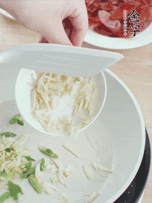 油4成熱，下蔥姜蒜、干辣椒、花椒煸出香味。