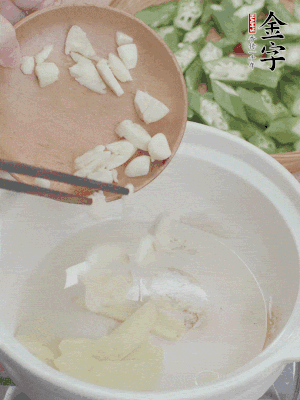 砂煲熱油，姜蒜、辣椒煸香。