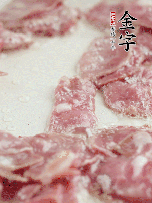 炒鍋熱油，下培根火腿煸炒。