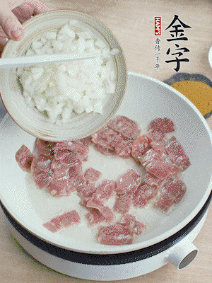 依次下洋蔥、紅菜椒、豌豆粒、玉米粒翻炒均勻。