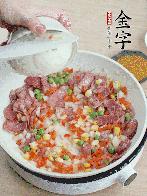 放米飯炒至顆粒分明。