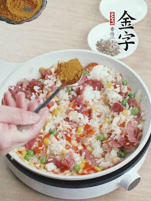 1勺咖喱粉、1/2勺鹽，少許黑胡椒碎炒均。