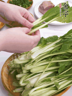 小青菜掰成一片片。