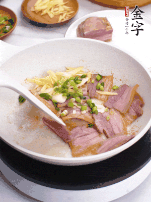 咸肉入鍋里煎至微金黃，下蔥姜蒜，撒幾顆花椒。