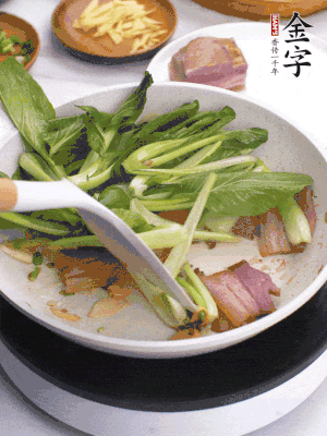 下小青菜翻炒，菜梆子變軟時，撒一點鹽、雞精調(diào)味。