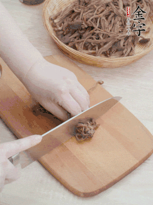 干茶樹菇浸泡過夜，去老根焯水，擠干水份。