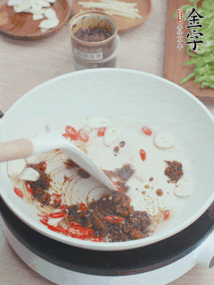 熱鍋涼油，姜蒜、辣椒、金字火腿xo醬炒香。