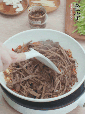 下茶樹菇煸炒4分鐘。