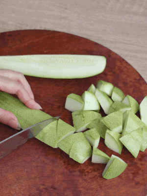 西葫蘆去籽縱向切成4份，斜切成厚片。