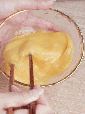 雞蛋調(diào)入少許黃酒打散。