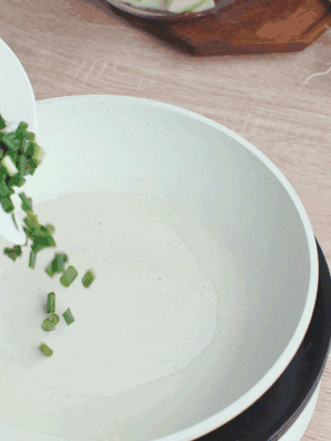 熱油下臘肉、蔥花煸炒，再下西葫蘆。