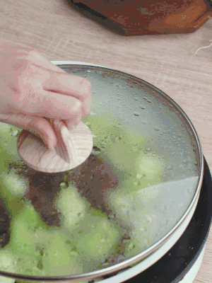 西葫蘆略出水時(shí)，加一小撮鹽調(diào)味。