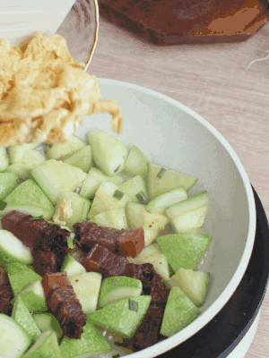 雞蛋一起翻炒。