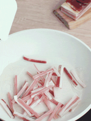 熱鍋涼油，下咸肉絲煸至出油。