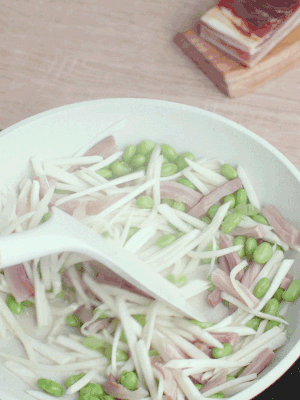 下茭白絲、青豆翻炒。
