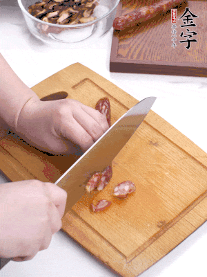 干香菇泡發(fā)切片，金字香腸切片，春筍切大粒。