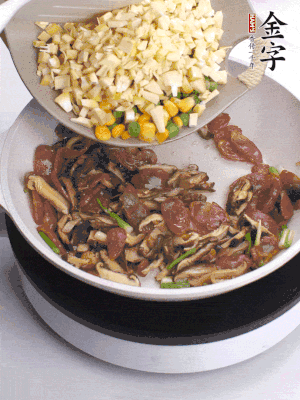 鍋里熱油，爆香蔥白，下香腸片炒至微微出油，加時(shí)蔬粒、香菇粒、春筍粒翻炒均勻。