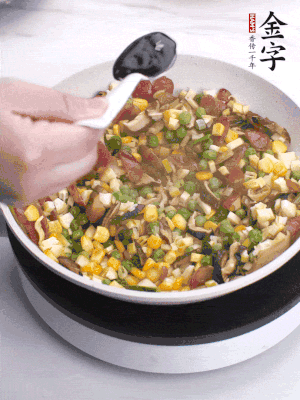 加2勺生抽、1勺蠔油、半勺老抽調(diào)味。