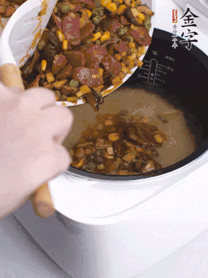 鋪在洗好的大米上，加清水，與食材持平。