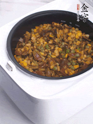 電飯煲按煮飯鍵，出鍋撒蔥花。