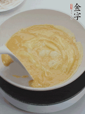 2個雞蛋炒散。