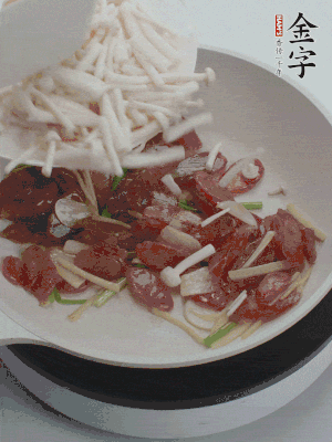 放白玉菇、青紅辣椒、雞蛋。