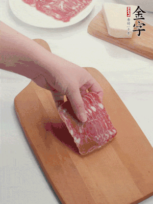 金字培根火腿改刀切小片；白洋蔥切??；新鮮豌豆剝殼。