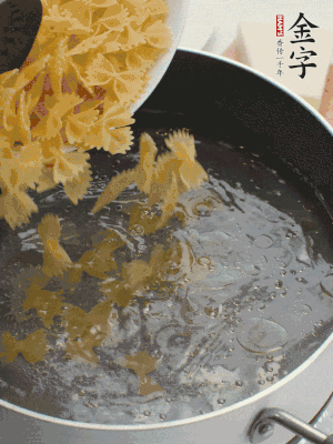 蝴蝶面加橄欖油煮熟；豌豆焯水30秒。