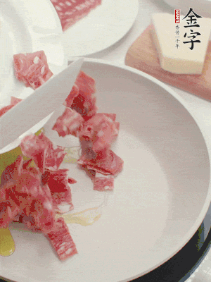 橄欖油煸香金字培根火腿。依次下豌豆、蝴蝶面、洋蔥。