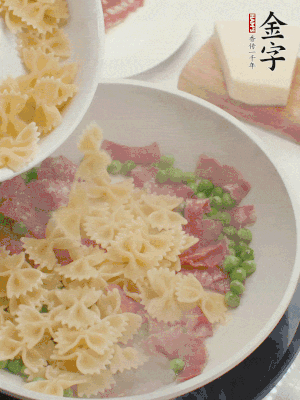 1小勺鹽調(diào)味，混合一起燉煮一下。