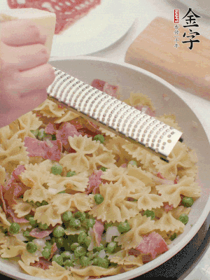 收汁后加入帕爾瑪芝士、歐芹碎和檸檬汁。