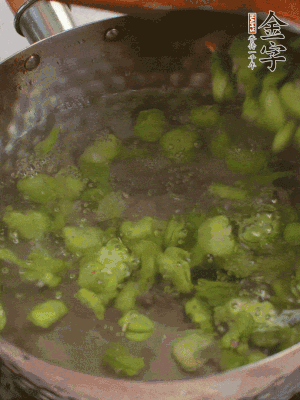 鍋中水沸，放一撮鹽，下蠶豆豆瓣焯3分鐘，下百合，3秒撈出，一起撈出瀝水。