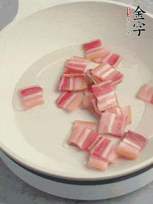 鍋中少許油，金字淡咸肉煸香。