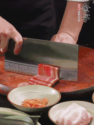 金字火腿上方切薄片，鮮五花肉切薄片。