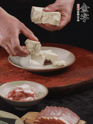 一塊老豆腐掰成大塊。