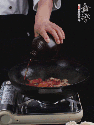 再下火腿片，淋少許黃酒添香。