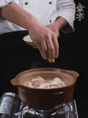 下蝦仁干，煮5分鐘。撒蒜葉，煮1分鐘。