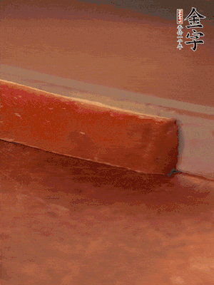 金字火腿上方去皮切薄片。