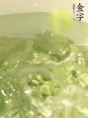 新鮮蠶豆熱水焯水30秒，然后浸入涼水。