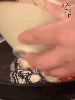 豬油潤鍋，下辣椒、大蒜、火腿片煸香。