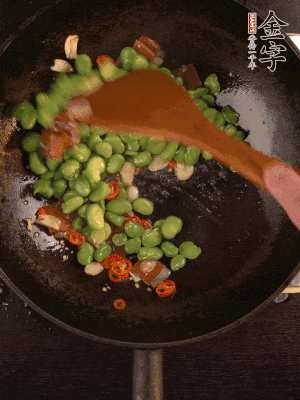 再下蠶豆煸炒，加1勺料酒調(diào)味。