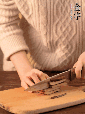 金字淡咸肉、香干分別切丁。