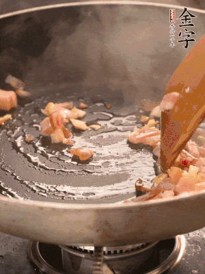 熱油爆香大蒜粒，煸香咸肉丁，淋一勺黃酒調(diào)味。